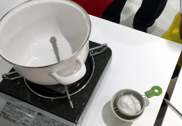 茶こしでにがりを落とす