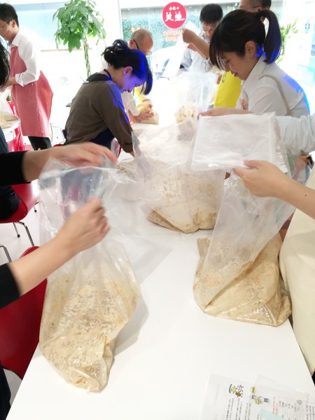 塩in麹をつぶした豆に混ぜてこねる