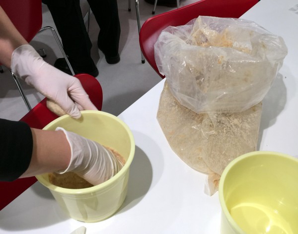 味噌を樽に詰める