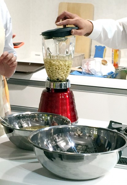 大豆をミキサーにかける